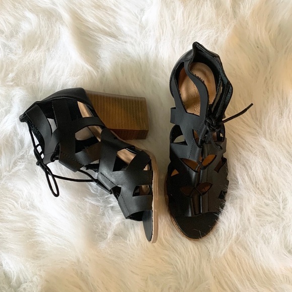 Charlotte Russe Black Cut Out Chunky Heels - Picture 1 of 4